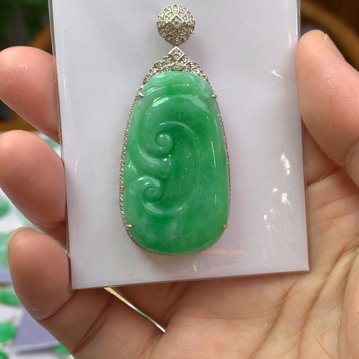 翡翠颈饰18K金镶嵌翡翠吊坠