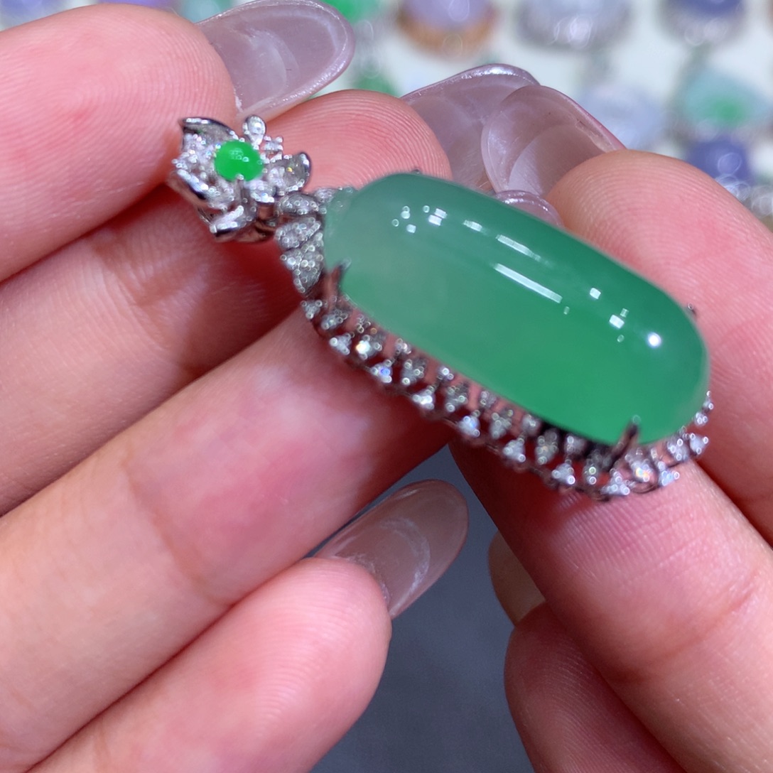 翡翠吊坠(赠链)18K金镶嵌