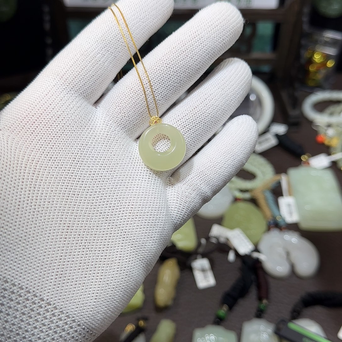 和田玉未镶嵌吊坠(赠链)