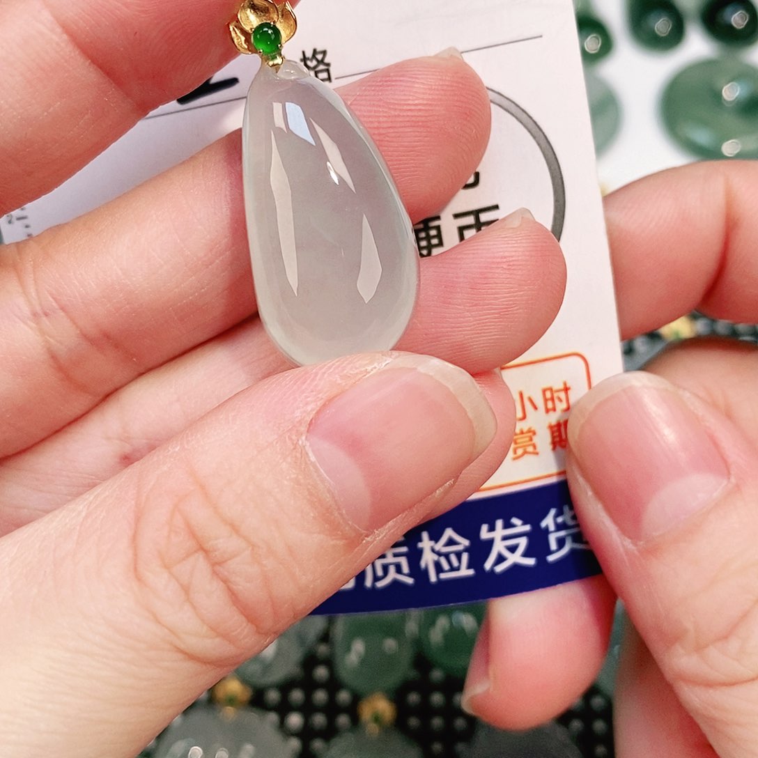 翡翠颈饰18K金镶嵌吊坠