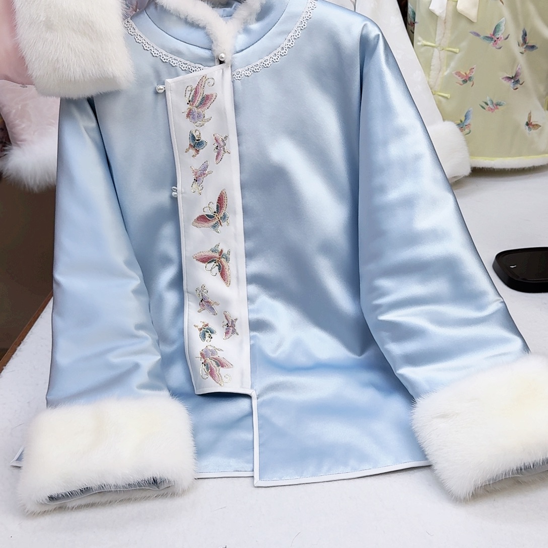 织绣真丝蓝色琵琶襟棉服