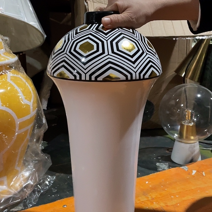 陶瓷花瓶，茶杯茶具。