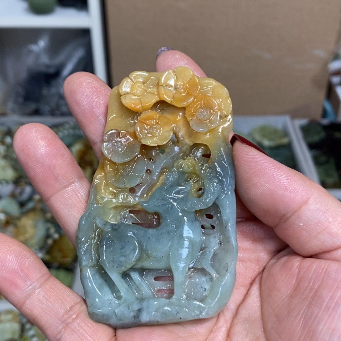 蛇纹石玉颈饰未镶嵌