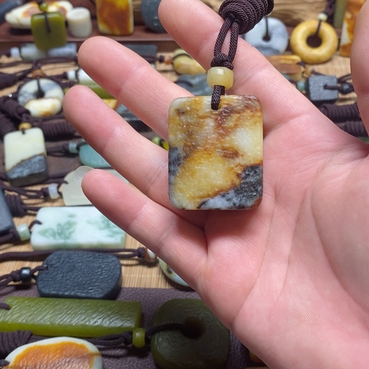 蛇纹石玉挂件未镶嵌