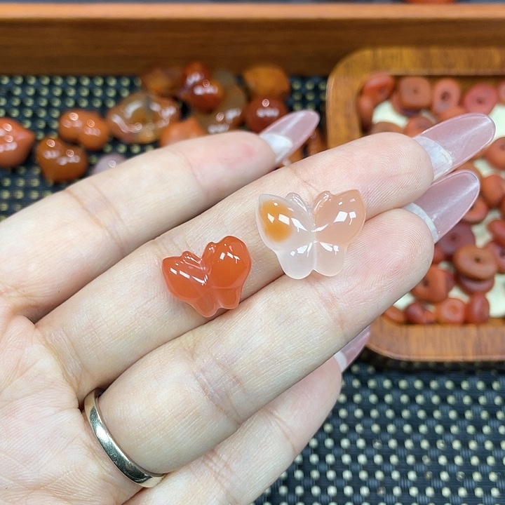 南红玛瑙未镶嵌颈饰蝴蝶