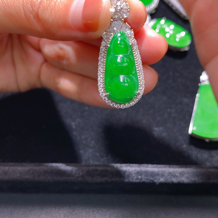 翡翠银S925镶嵌颈饰一个