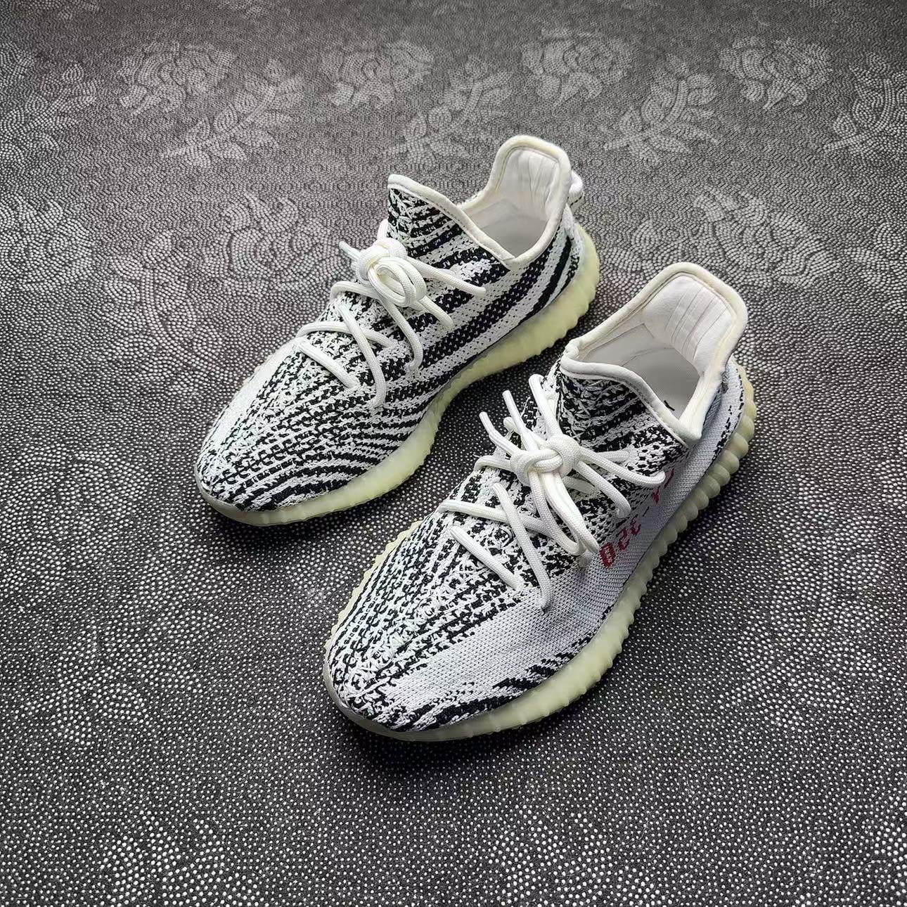 41码休闲鞋 偏小一码 40脚能穿！adidasYeezy350白斑马 97新配盒