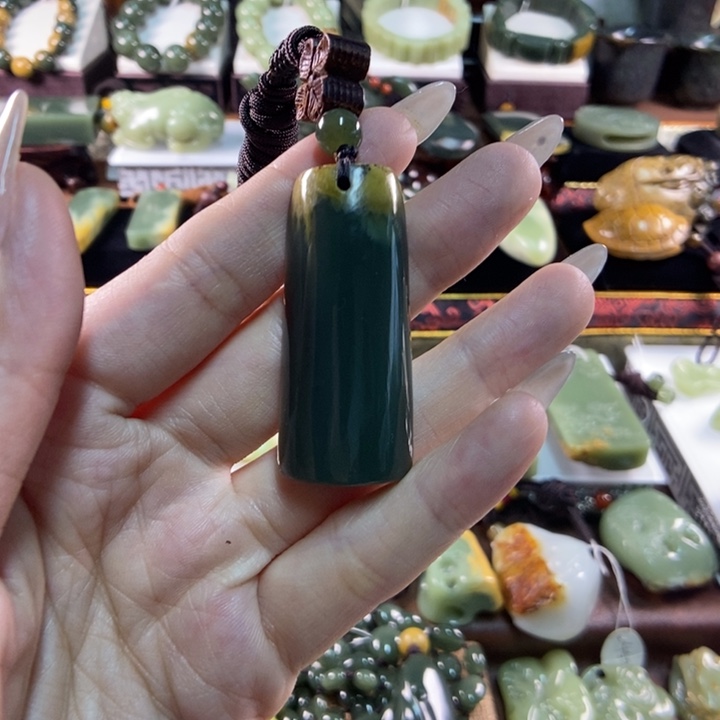 颈饰未镶嵌岫岩河磨玉（透闪石质玉）