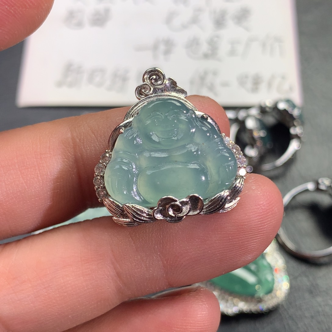 翡翠颈饰未镶嵌佛公