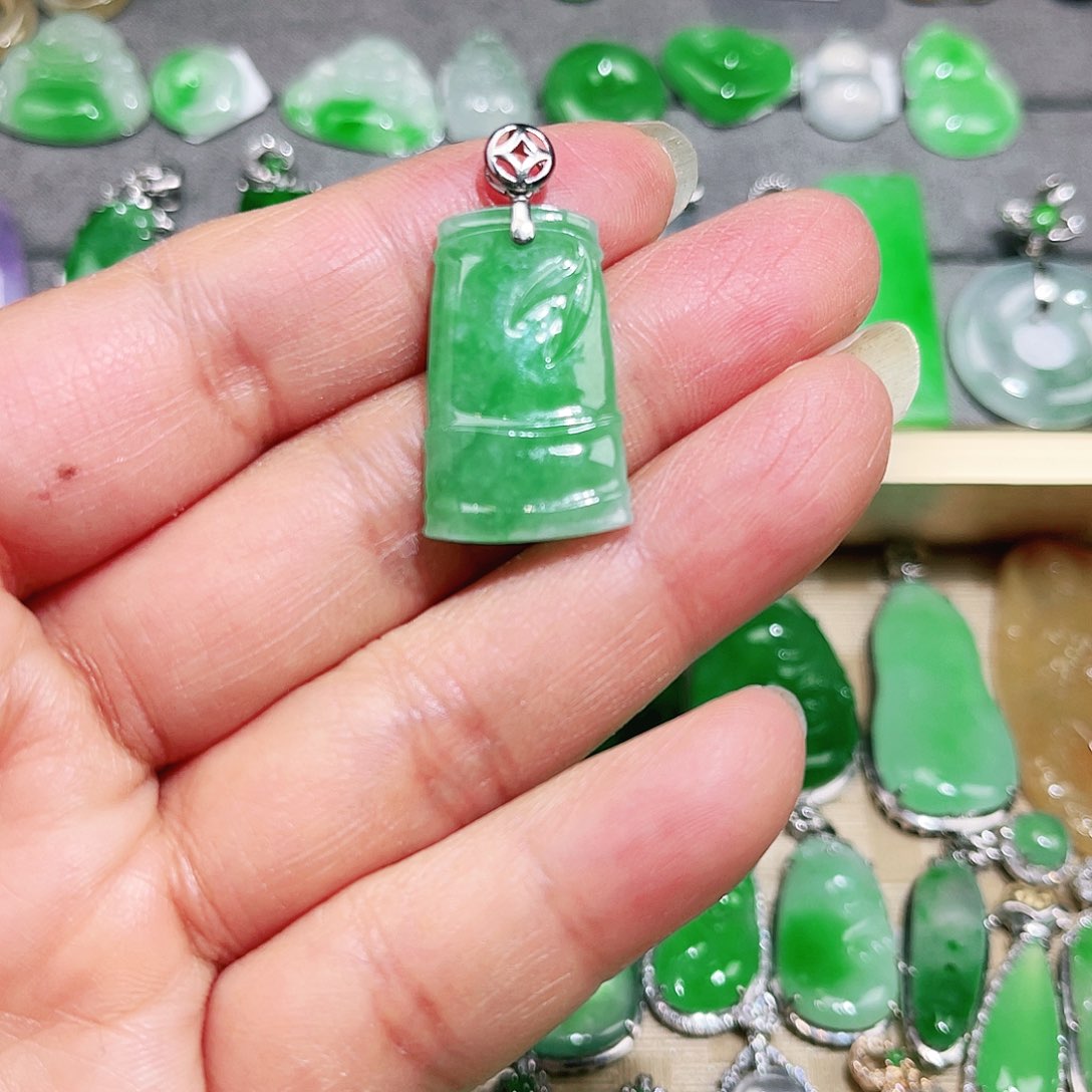 翡翠颈饰18K金镶嵌裸石