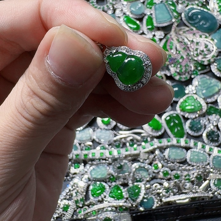 翡翠颈饰未镶嵌天然A货翡翠放漏