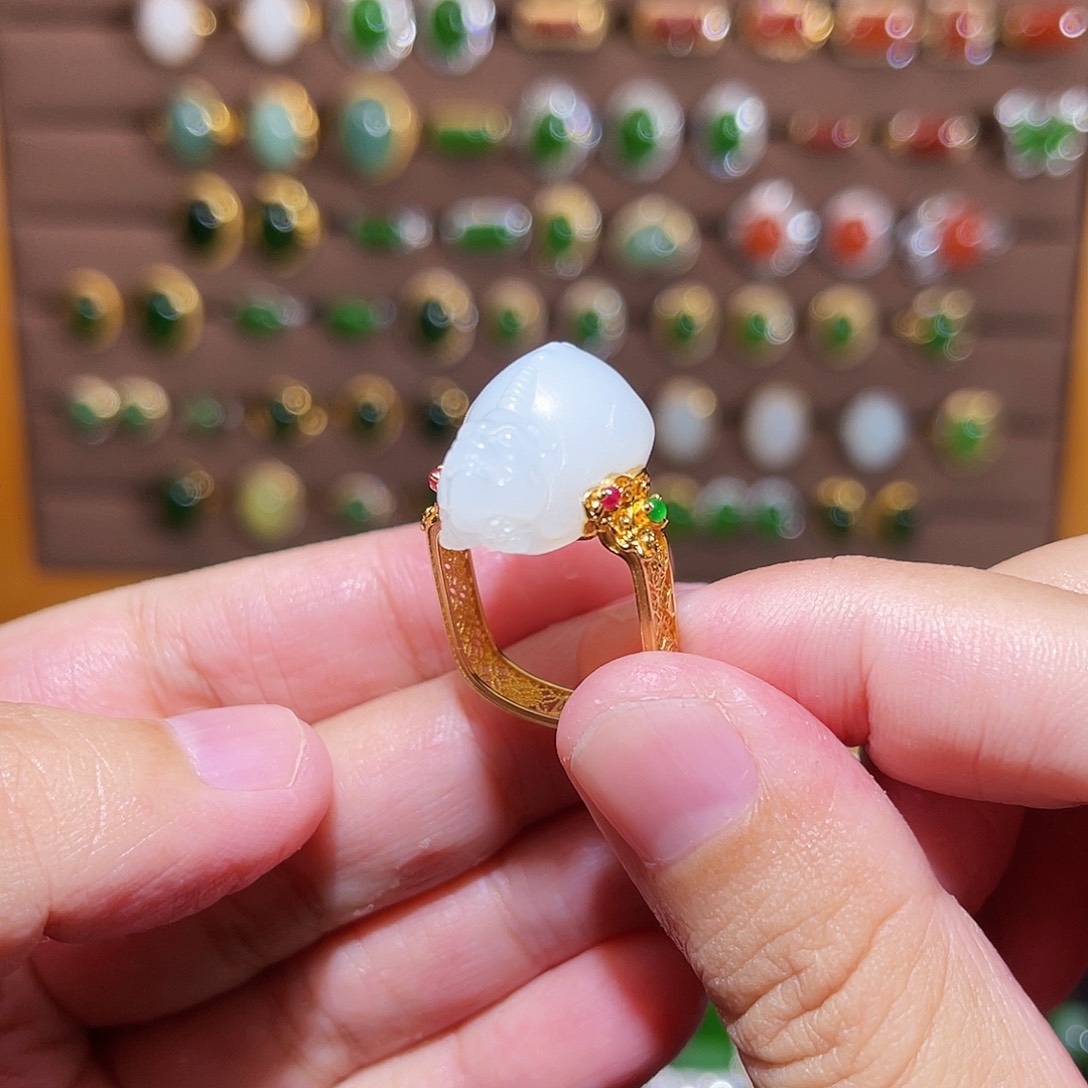 和田玉戒指18K金镶嵌