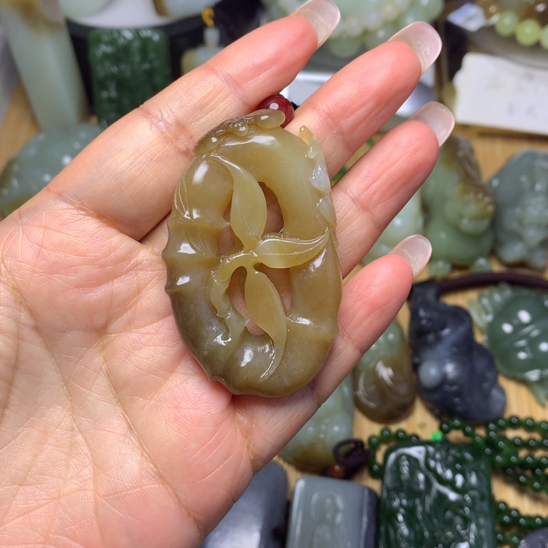 和田玉未镶嵌把件