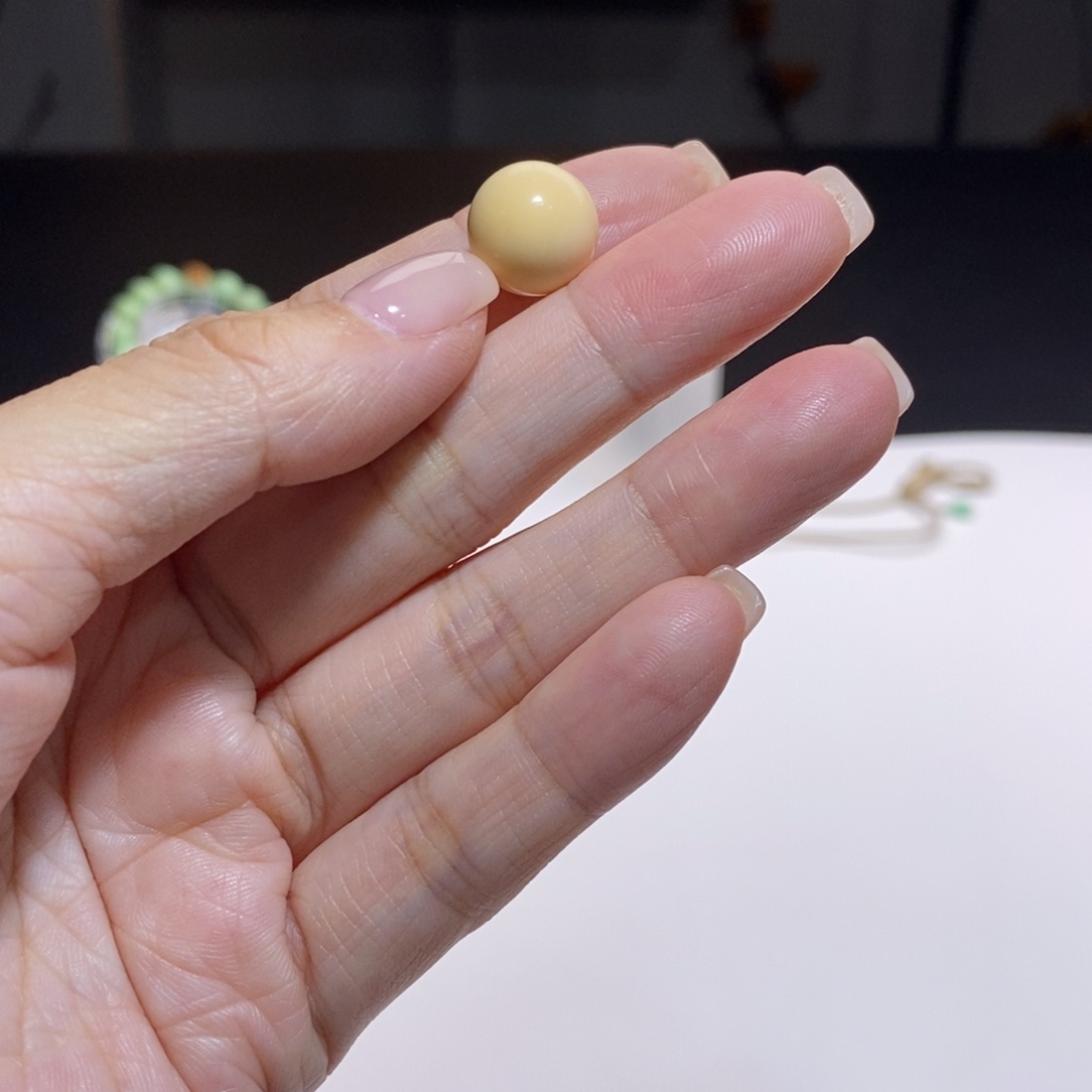 小***福石英质玉（缅黄）未镶嵌颈饰