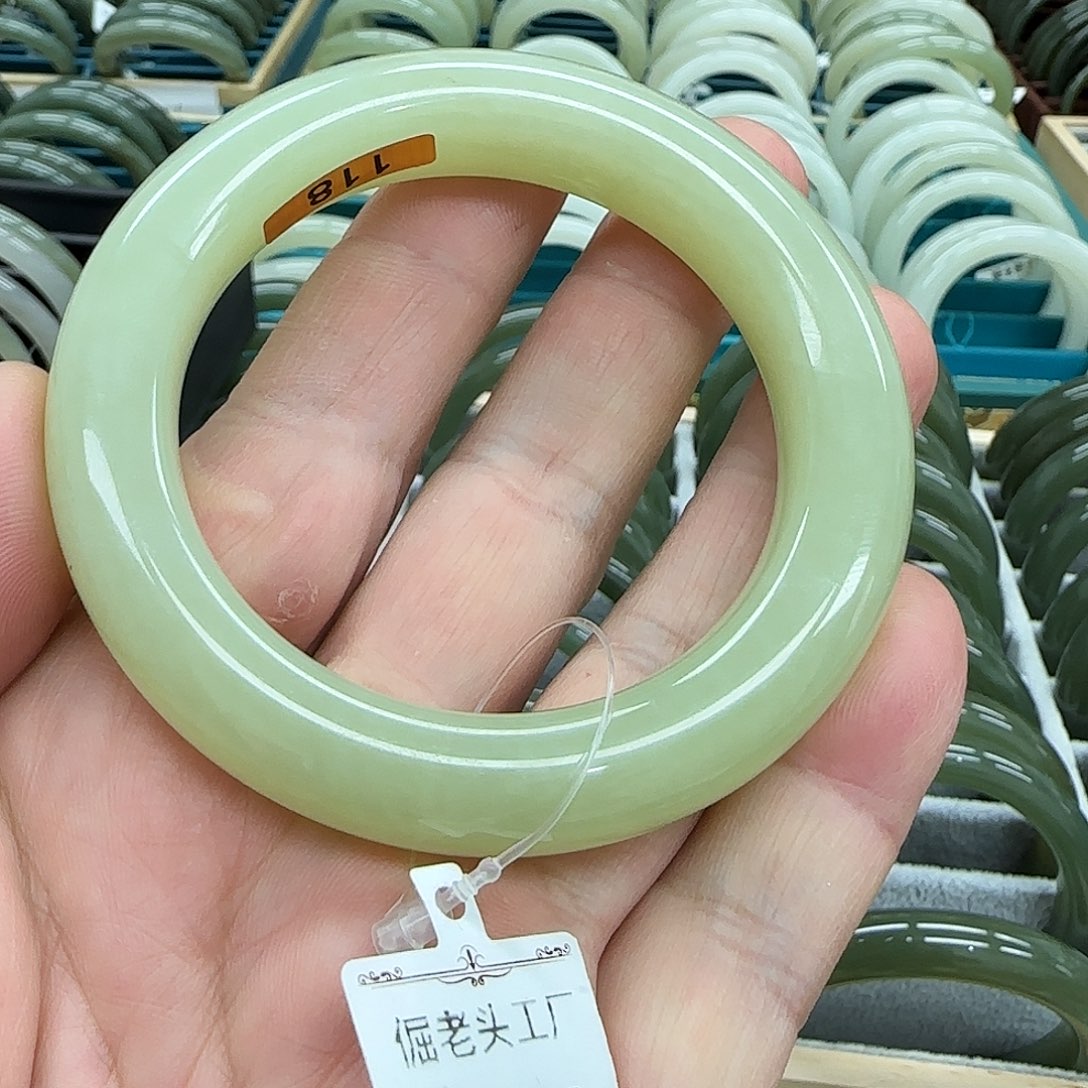 和田玉手镯未镶嵌