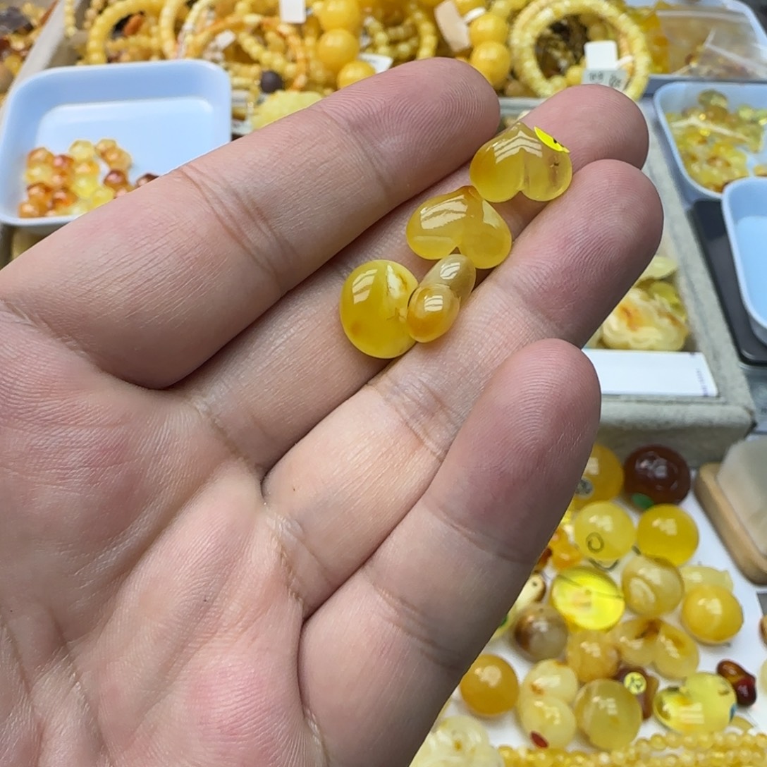 琥珀未镶嵌裸石2.3克一组有瑕