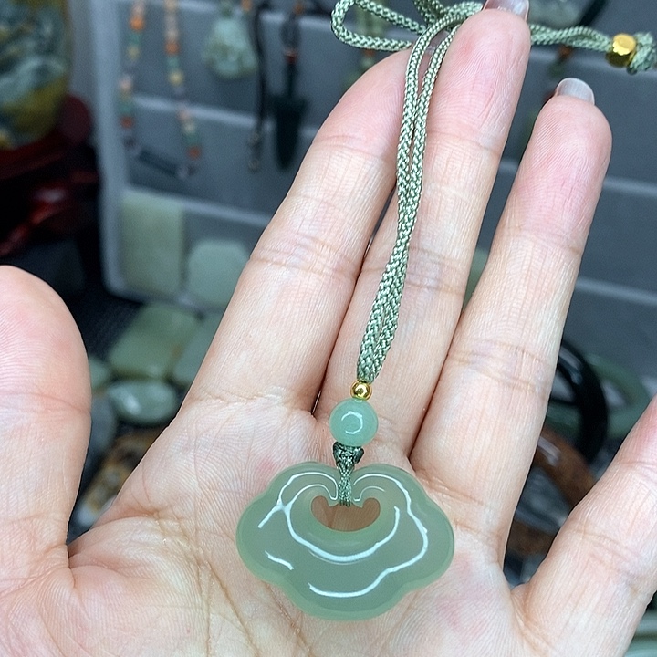 透闪石质玉颈饰未镶嵌