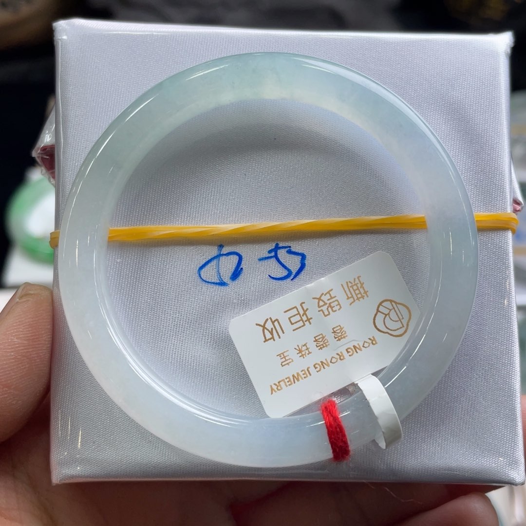 翡翠手镯未镶嵌翡翠手镯