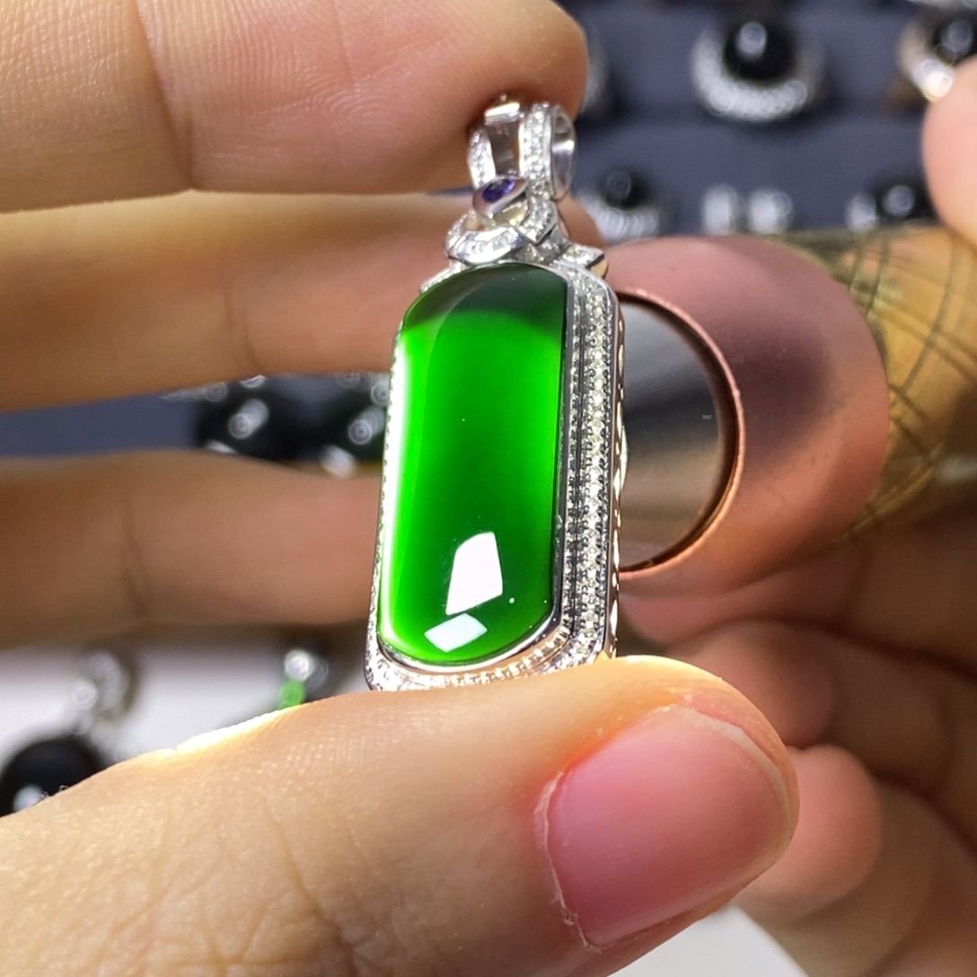 颈饰18K金镶嵌翡翠