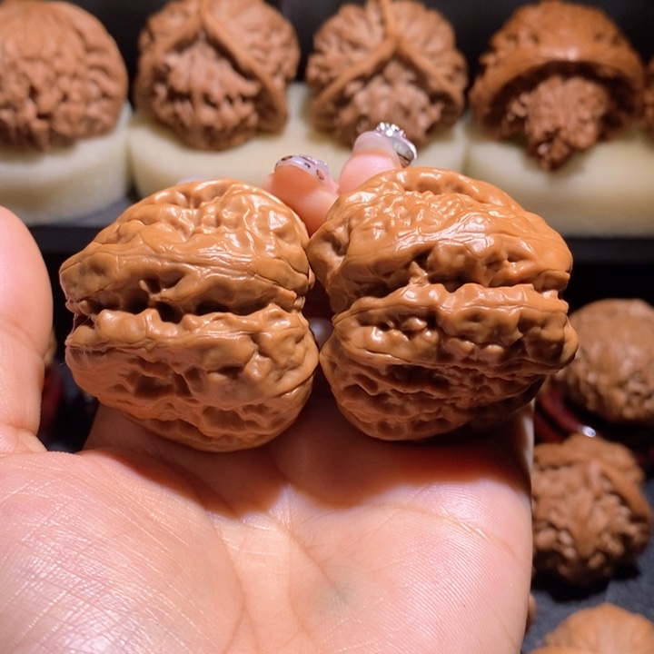 文玩核桃把件48双开背蛤蟆头