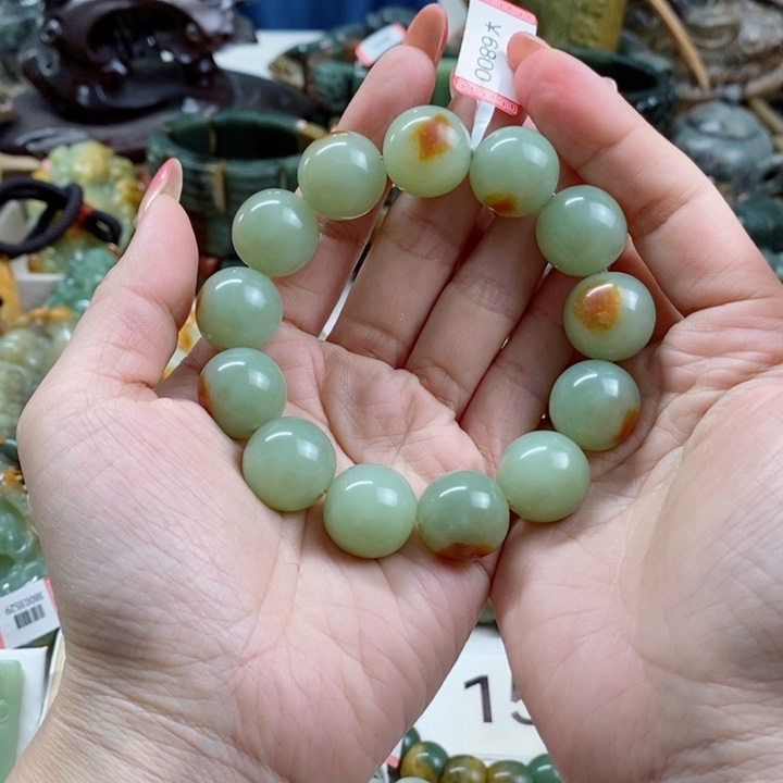 未镶嵌透闪石质玉手链在***雨