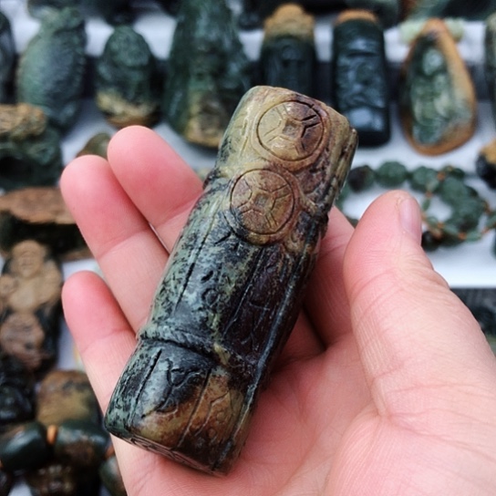 未镶嵌岫岩河磨玉（透闪石质玉）把件
