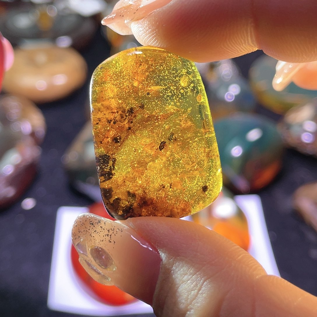 琥珀裸石未镶嵌。