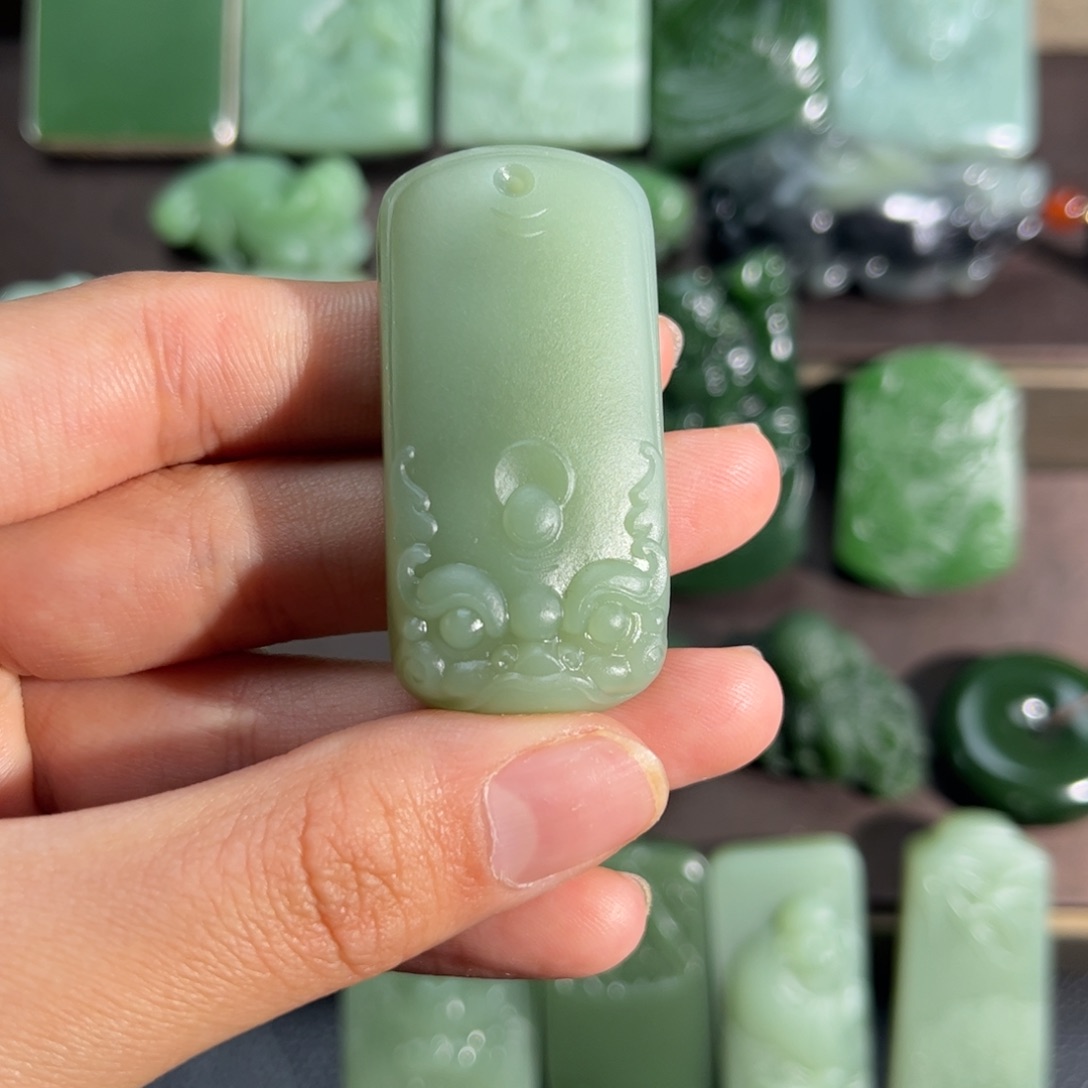 和田玉挂件未镶嵌雅**士粉青定制