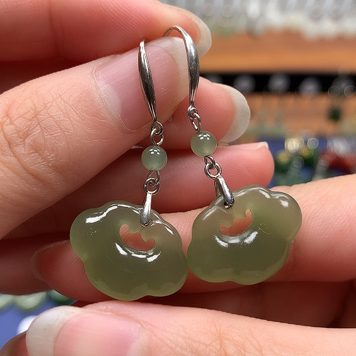 和田玉银S925镶嵌耳饰如意锁晴水色19.6左右