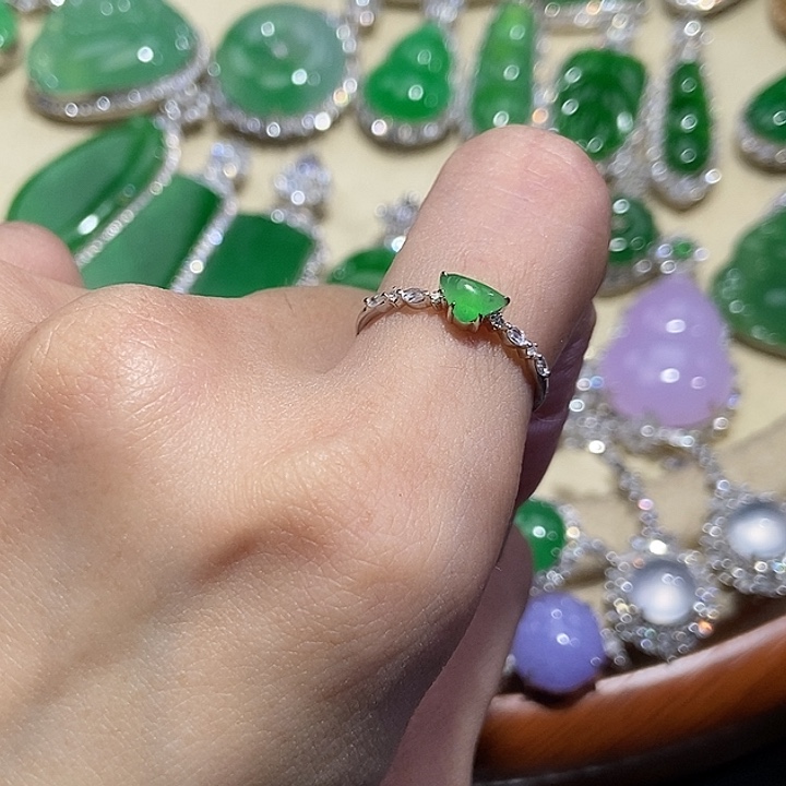 颈饰18K金镶嵌翡翠戒指