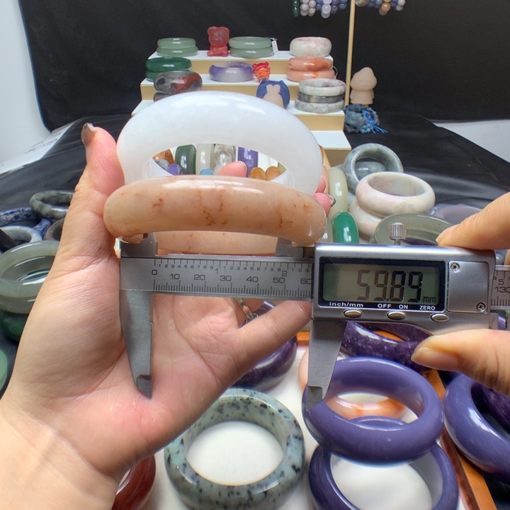 未镶嵌手镯石英质玉