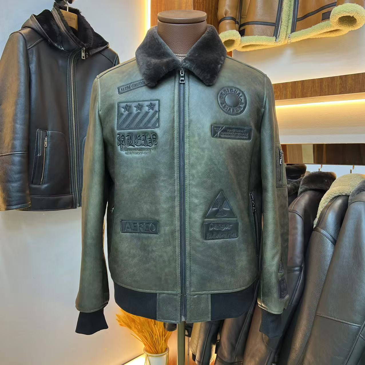 BENZHI/本秩男士短款刺绣皮毛一体休闲时尚冬季2025新款皮草外套