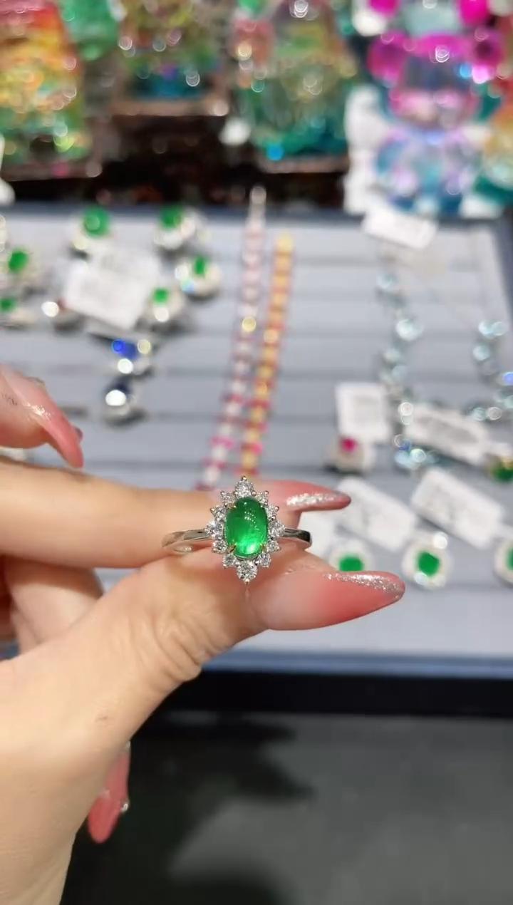 18K金镶嵌天然祖母绿戒指