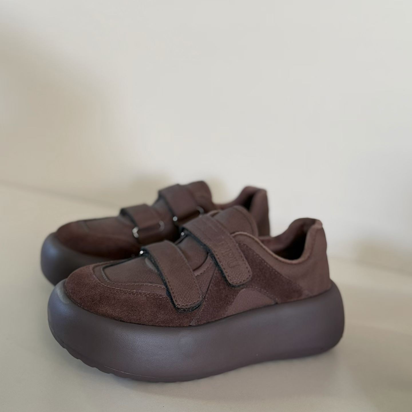 增高板鞋秋季魔术贴时尚休闲鞋单鞋运动皮鞋舒适系带