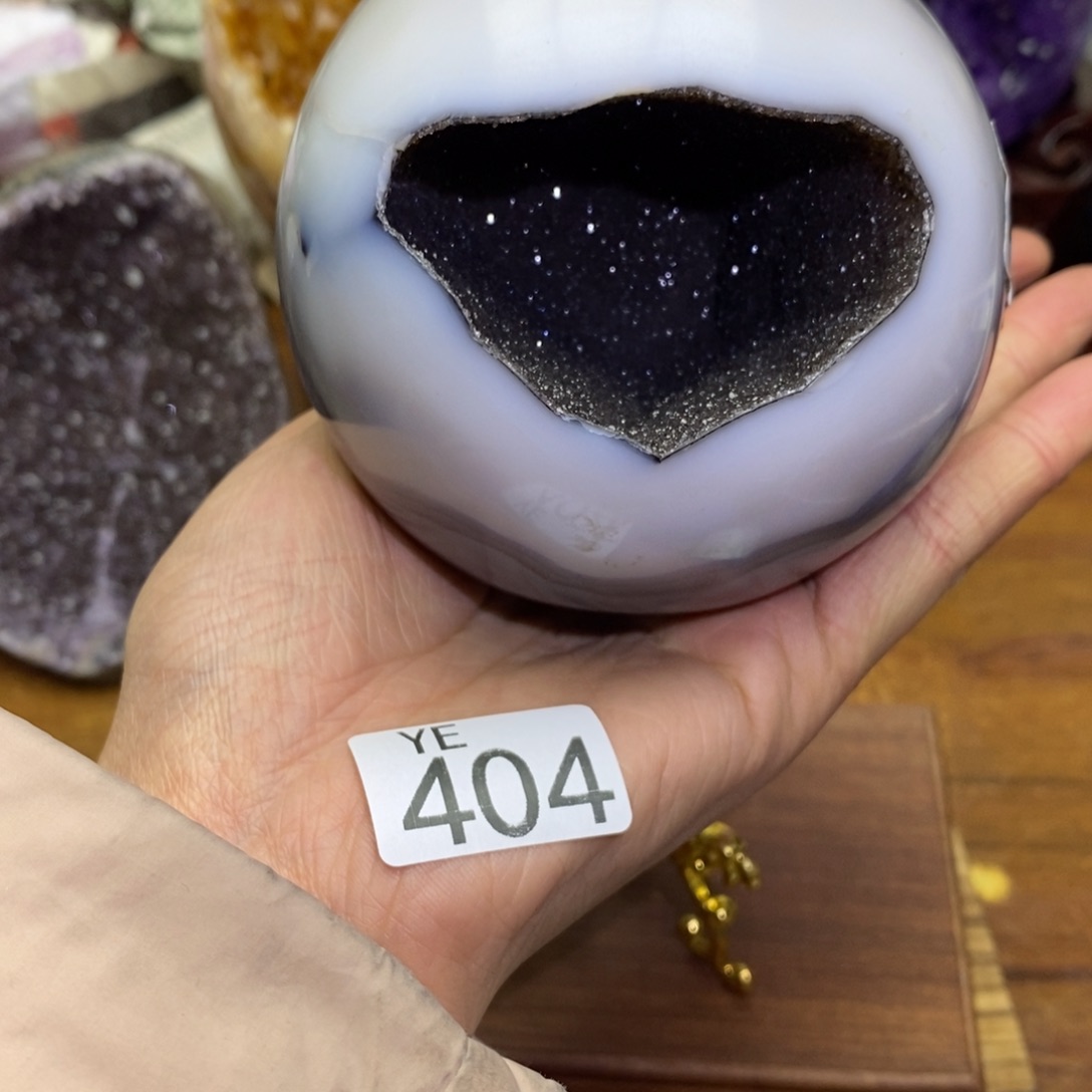 水晶大型摆件（非配饰）未镶嵌是**吖