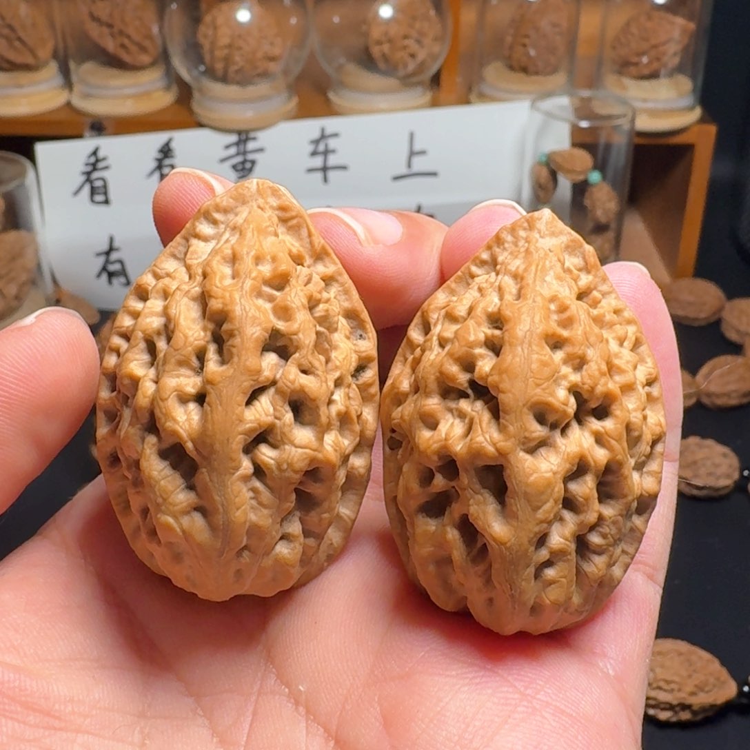 文玩核桃把件粗筋绣花鞋