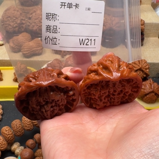 刘***人把件桃核文玩的好的人都是有钱有钱的