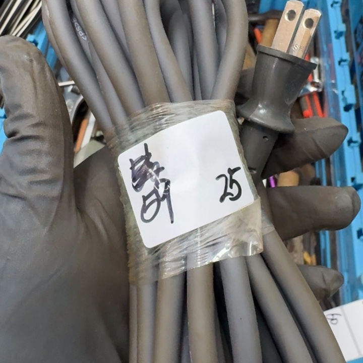 ****辉家用五金工具一个