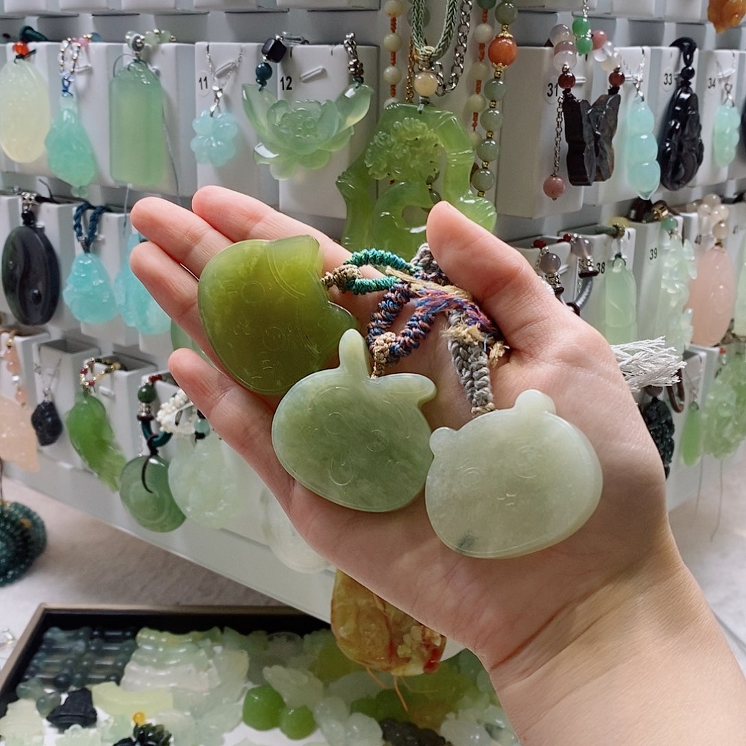 蛇纹石玉未镶嵌颈饰