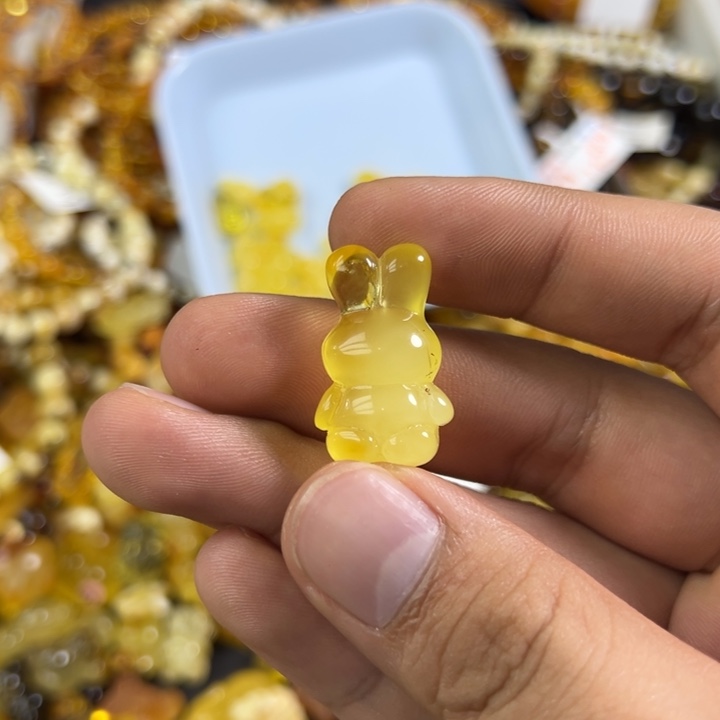 想***处琥珀未镶嵌裸石蜜蜡兔子2.53g