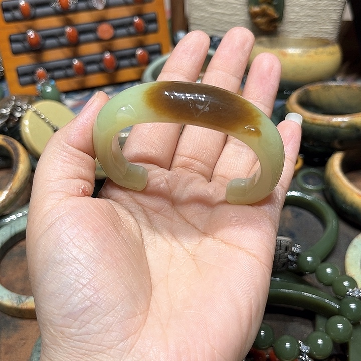 和田玉手镯未镶嵌窗*姐