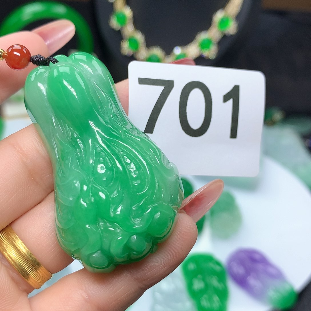 翡翠吊坠(赠链)未镶嵌