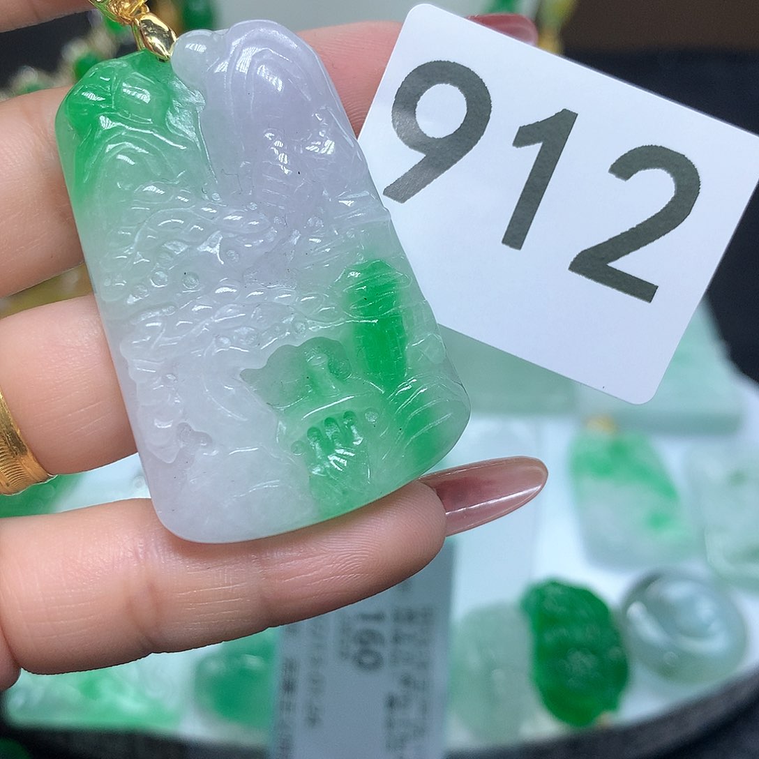 翡翠吊坠(赠链)未镶嵌