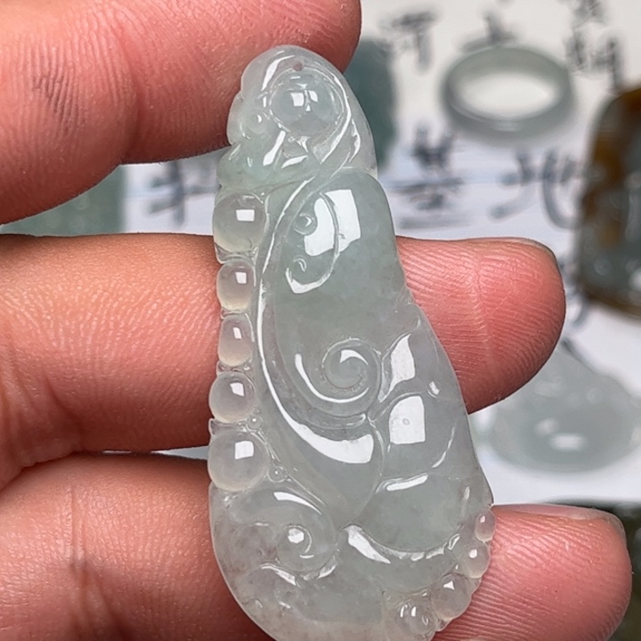 翡翠未镶嵌颈饰如意