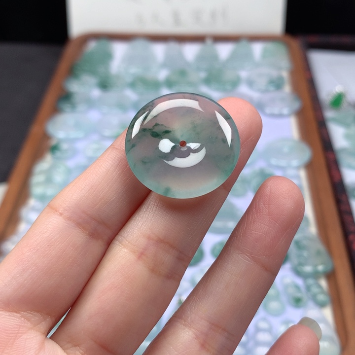 颈饰未镶嵌翡翠冰种飘花平安扣