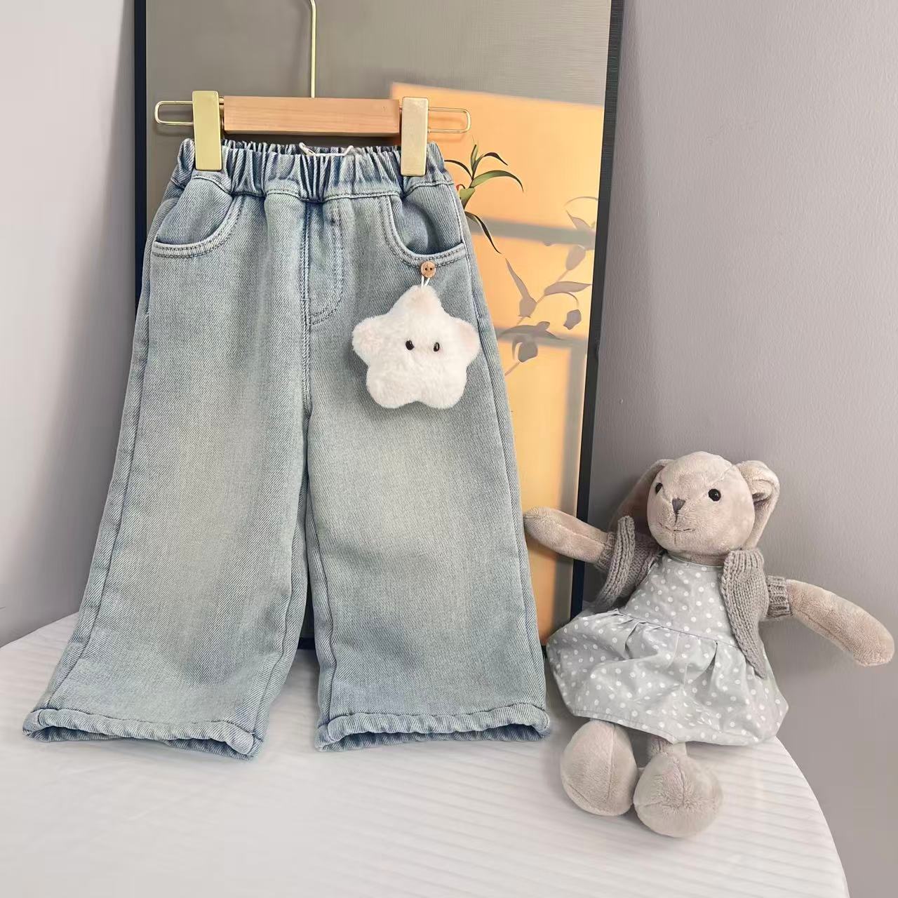 2025冬季新款女童星星吱吱叫挂件加厚绒绒浅蓝色直筒裤牛仔裤厚款