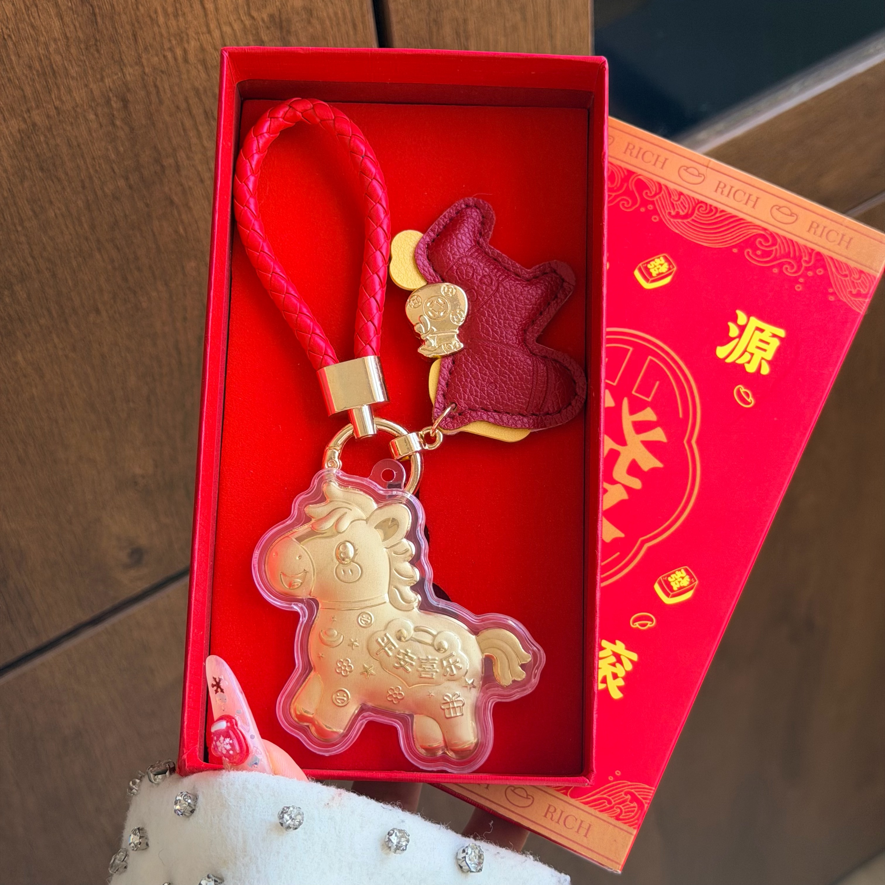 含金工艺品2026年平安喜乐可爱小马钥匙扣精美挂饰送男女友礼物