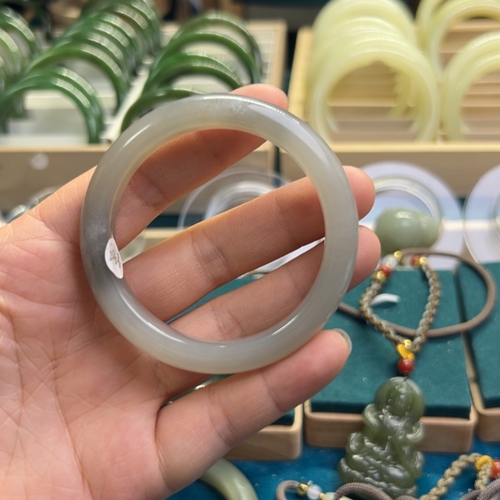 和田玉手镯未镶嵌俊**师51.8圈围6063