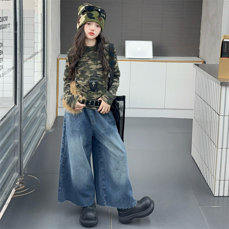 【嘻嘻柚】女童2025秋季韩系迷彩长袖T恤打底衫宽松毛边牛仔裤套装