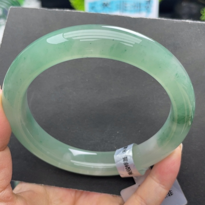 郑****石英质玉未镶嵌手镯